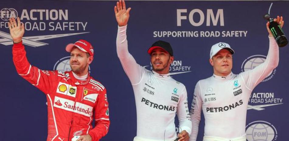 Lewis Hamilton al centro de Mercedes figura junto a Valtteri Bottas su compañero de scudería luego de salir airoso en la Pole del Gran Premio de Shangai. Figura también Sebastian Vettel.