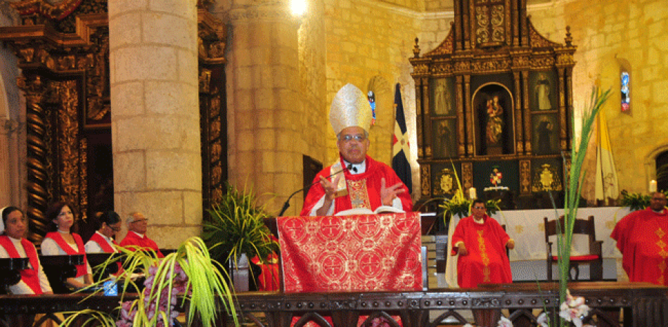 Alabanza. El arzobispo Francisco Ozoria tuvo a su cargo la liturgia tras la llegada a la Catedral junto a los fieles que participaron en la procesión realizada por la Ciudad Colonial en señal de adoración a Jesucristo.