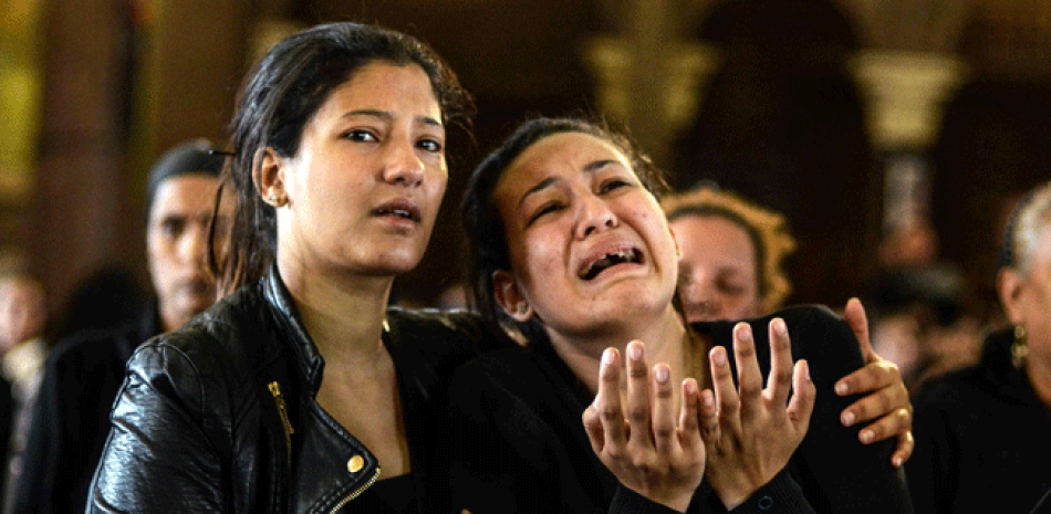 Familiares de los coptos que fallecieron ayer en el atentado de la iglesia de Alejandría, asisten a su funeral en Alejandría (Egipto), hoy, 10 de abril de 2017.