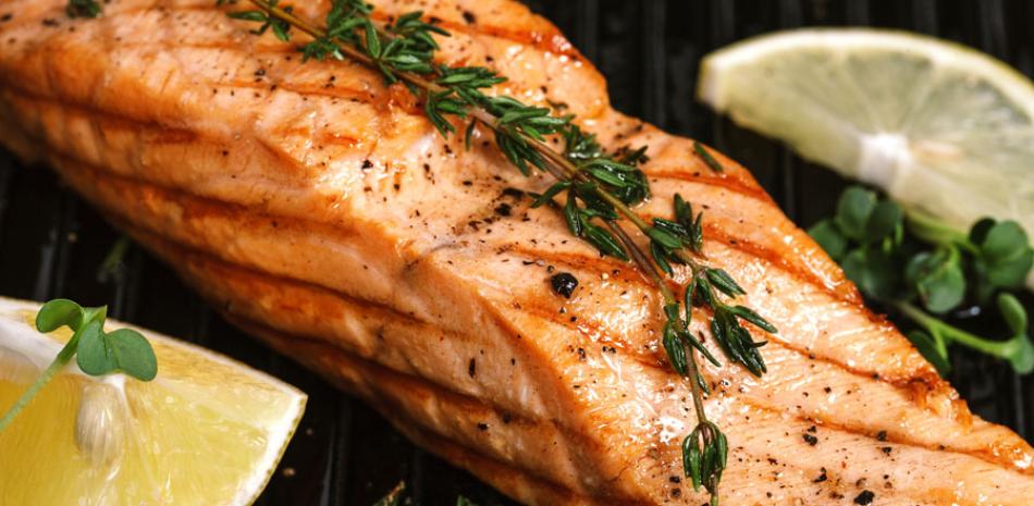Receta. Para preparar un rico salmón a la plancha solo necesitarás pescado y algunas especias.