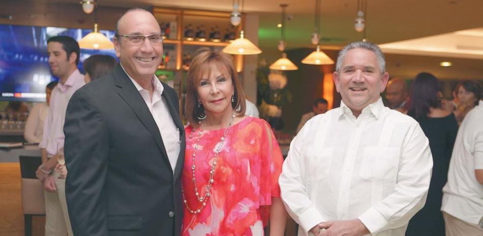Johnny Bernal, Marisela de Bernal y Roberto Henríquez.