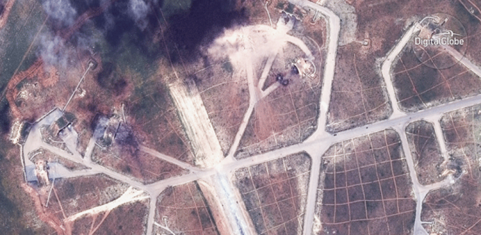 Espacio. Una imagen de satélite proporcionada por Digital Globe muestra el lado noroeste de la base aérea de Shayrat, en Siria, después de los ataques con misiles crucero de Estados Unidos.