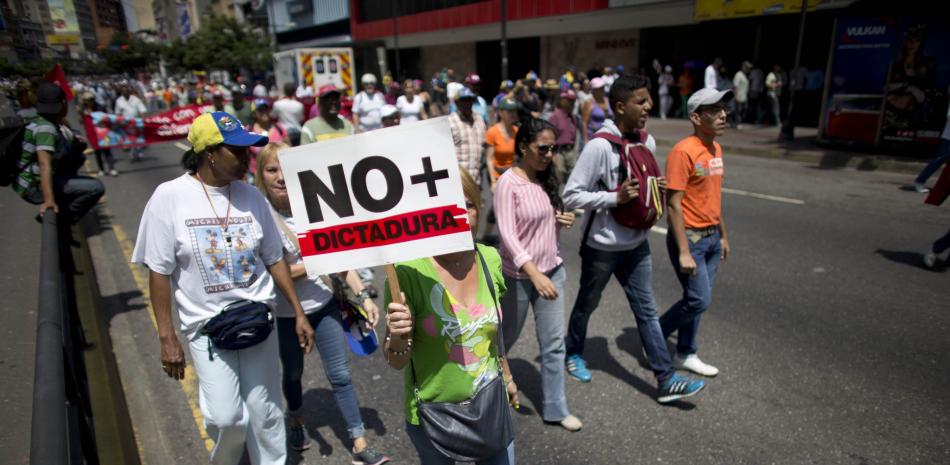 Manifestantes marchan en protesta contra el gobierno y el Tribunal Supremo de Justicia en medio de las tensiones generadas por la inhabilitación política de Henrique Capriles, uno de los líderes de la coalición opositora, en Caracas, sábado 8 de abril de 2017. (AP Photo/Ariana Cubillos)