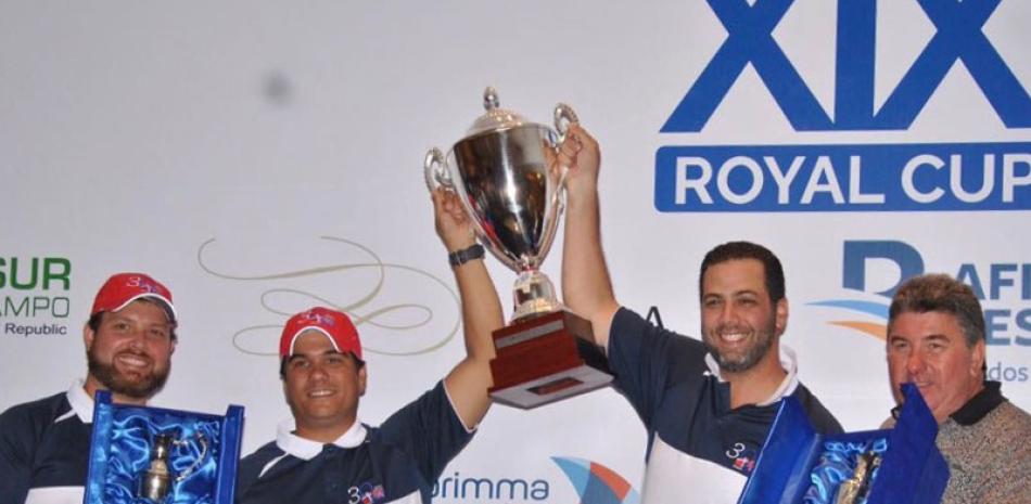 Los golfistas Manuel Luna y Pedro Tavárez levantan la copa de campeones de la Royal Cup celebrada el pasado sábado en Casa de Campo, La Romana.