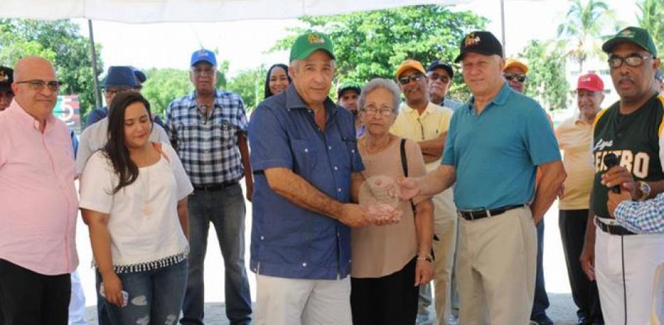 La directiva de la Liga Centro, entrega una placa de reconocimiento al doctor Dionisio Guzmán, que la recibe junto a su madre Colombina Cabral, hermanos, hijos y sobrinos.