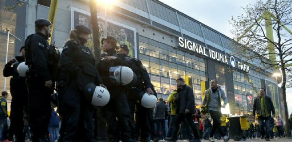 Miembros de la Policía custodian los alrededores del estadio de Dortmund hoy, martes 11 de abril de 2017, luego de que se registraran tres explosiones junto al autobús del Borussia Dortmund en Dortmund (Alemania).