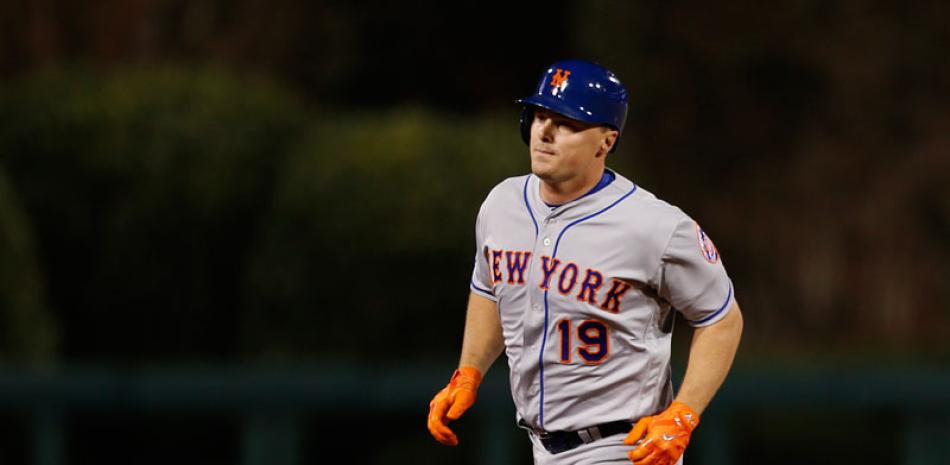 Jay Bruce recorre las bases luego de disparar el segundo de sus dos jonrones anoche.