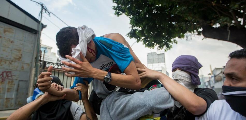 Vista de un hombre herido durante una manifestación de ayer, en Caracas (Venezuela). (EFE/MIGUEL GUTIÉRREZ)