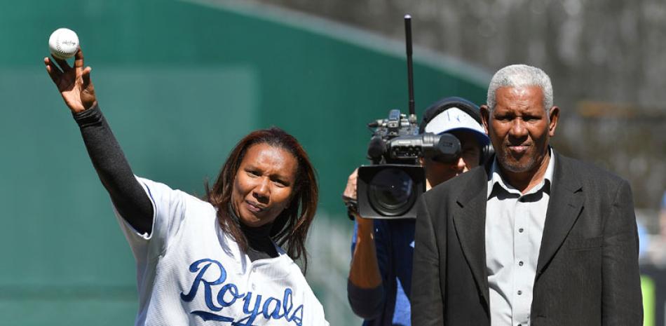 Marisol Hernández, la madre del extinto lanzador Yordano Ventura lanza el primer pitcheo en el partido de apertura de la campaña en Kansas City, donde la franquicia le rindió un homenaje al lanzador fallecido en enero pasado.