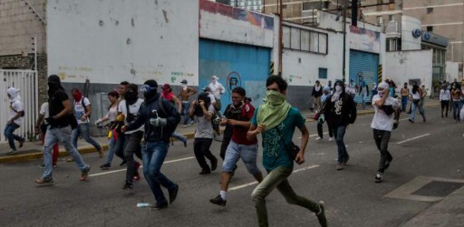 Cientos de personas participan en una manifestación, lunes 10 de abril de 2017, en Caracas (Venezuela). Las fuerzas de seguridad de Venezuela disolvieron hoy, por quinta vez en los últimos diez días, una protesta opositora con cientos de participantes que pretendía acceder al centro de la ciudad para manifestarse en contra del Tribunal Supremo de Justicia (TSJ). EFE/MIGUEL GUTIÉRREZ