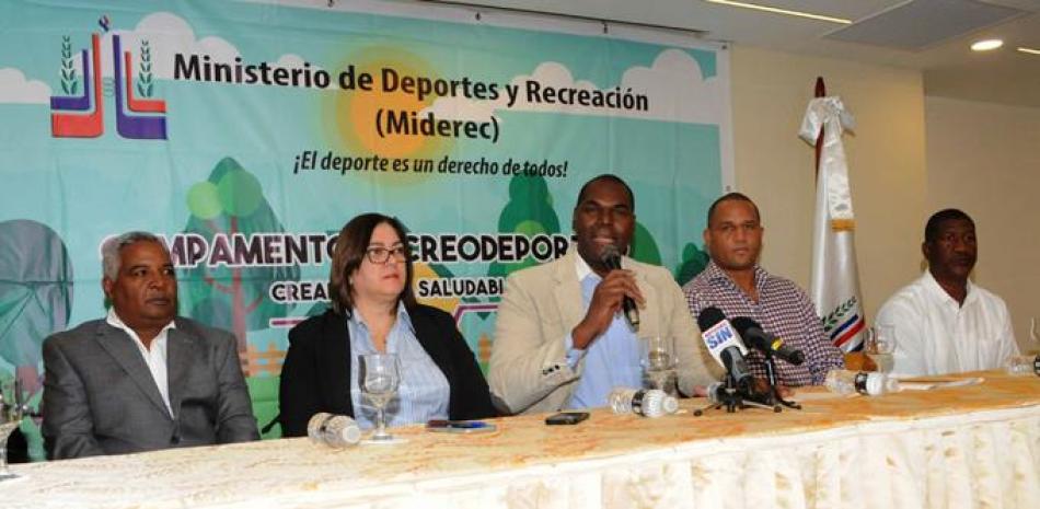 El viceministro Soterio Ramírez al momento de anunciar los campamentos “Recreo-deportivos” de Semana Santa.