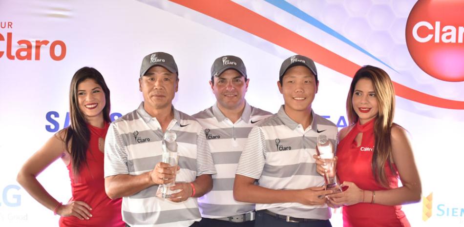 Walter Schall, VP de Ventas Corporativas de Claro, premia los ganadores del primer lugar de la categoría A, In Jing Kan y Ho Jing Kan, en la inauguración de la décima edición del Tour Claro.