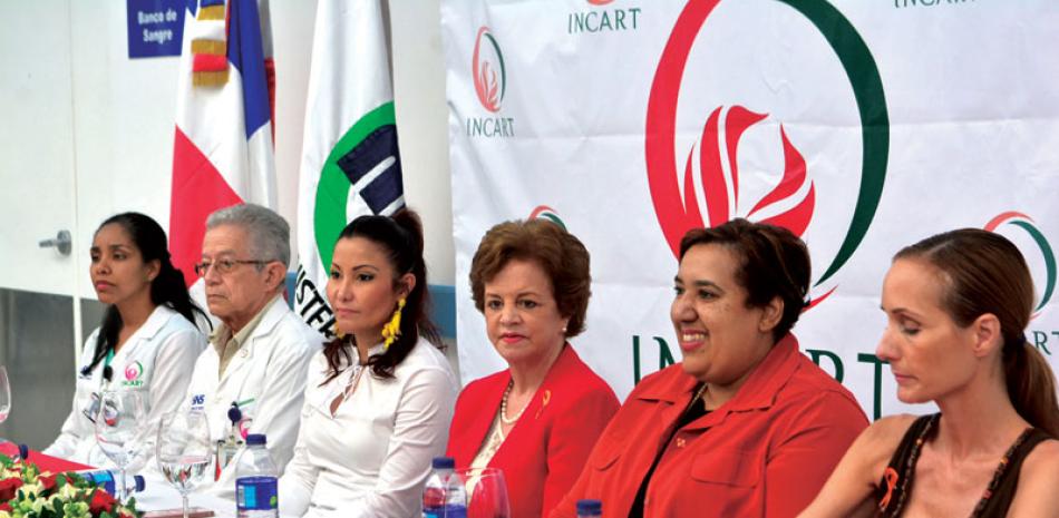 La doctora Catalina González Pons, directora del Incart, junto a representantes del sector salud en la apertura del banco de sangre.