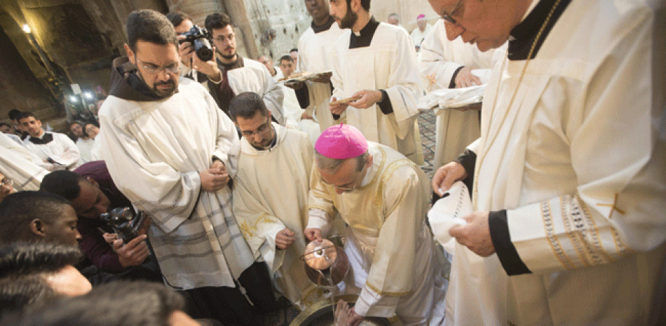Sacerdotes participan en la ceremonia "Lavatorio de los pies" con motivo de la Semana Santa en la iglesia del Santo Sepulcro en Jerusalén, Israel, hoy, 13 de abril de 2017. EFE/ATEF SAFADI