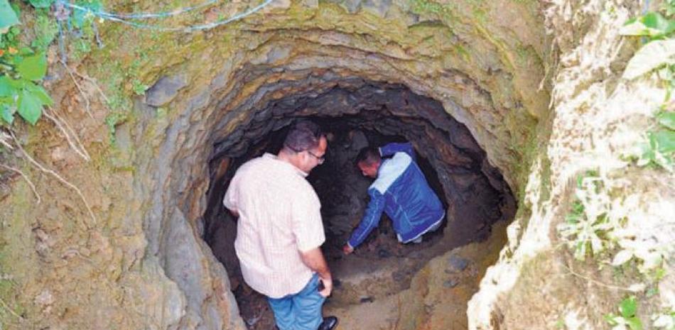 Peligro. las excavaciones en las minas de Larimar sin protección representan graves peligros para los trabajadores.