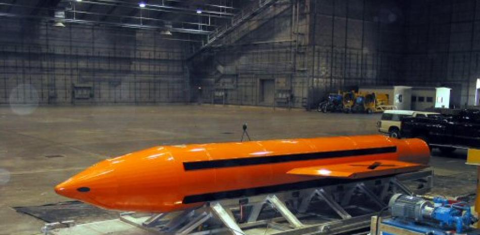 Imagen de archivo del Departamento de Defensa de Estados Unidos que muestra un ejemplar de la bomba GBU-43 MOAB (Massive Ordenance Air Blast) en la Base Aérea Eglin de Florida que, con sus 21,500 libras de peso,