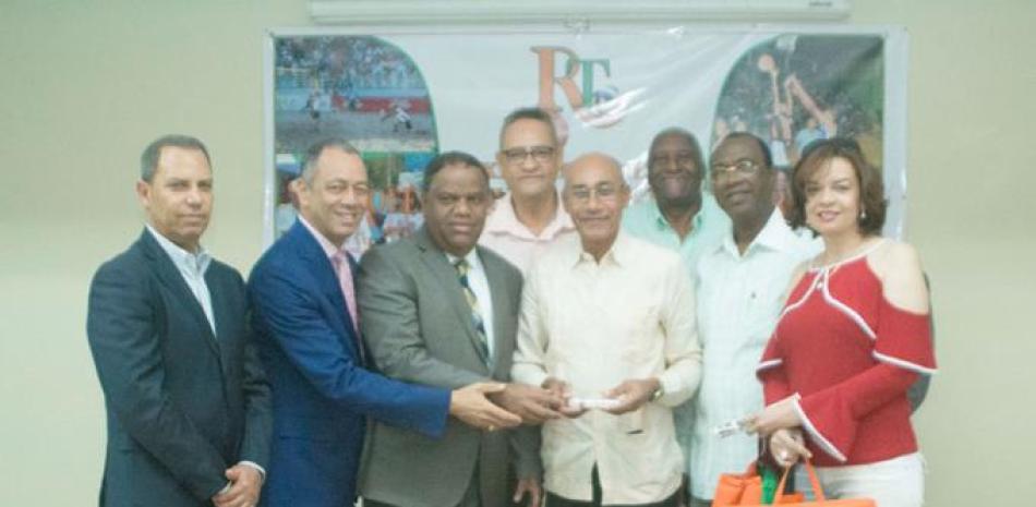 Rubén Darío Cruz y el ministro de Deportes, Danilo Díaz, entregan
una placa de reconocimiento a Juan Abreu, a quien está dedicado el
torneo de voleibol de arena.