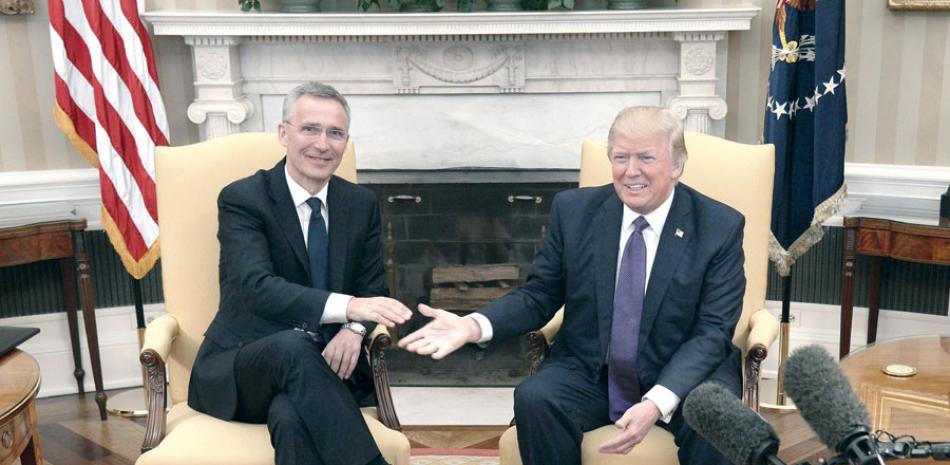 Saludo. El presidente de los Estados Unidos Donald Trump, derecha, saluda al secretario general de la OTAN, Jens Stoltenberg, durante un encuentro en el Despacho Oval de la Casa Blanca en Washington DC ayer.
