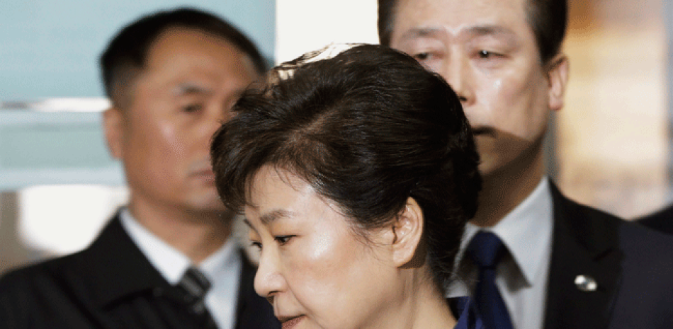 En esta imagen de archivo, tomada el 30 de marzo de 2017, la expresidenta de Corea del Sur, Park Geun-hye, a su llegada a una corte de Seúl para una vista sobre la petición de la fiscalía para su detención en un caso de corrupción, en Seúl, Corea del Sur.