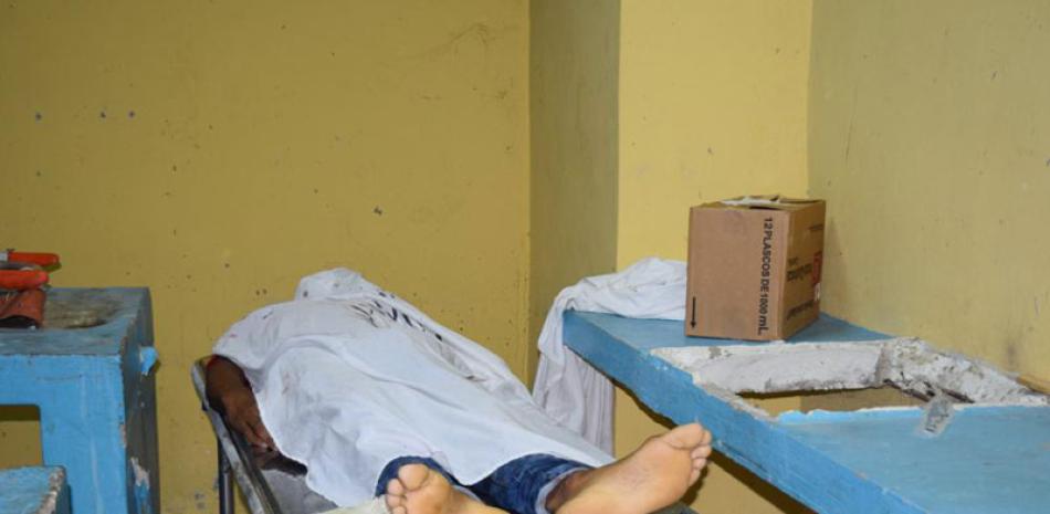 Suceso. El cuerpo sin vida de Yeison Natanael Féliz Cuevas, de 20 años, en la morgue del Hospital Regional Universitario Jaime Mota.