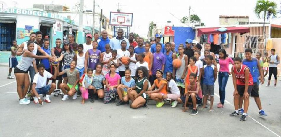 El viceministro de Deportes Soterio Ramírez, coordinador nacional de los Campamentos Semana Santa 2017, durante el cierre este domingo en Los Alcarrizos.