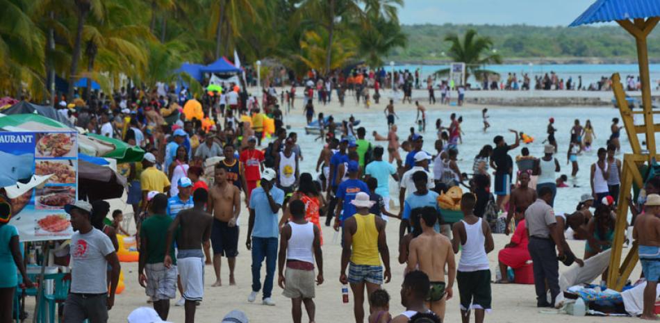Turismo. Visitantes locales y extranjeros abarrotaron la playa de Boca Chica durante el último día de Semana Santa.