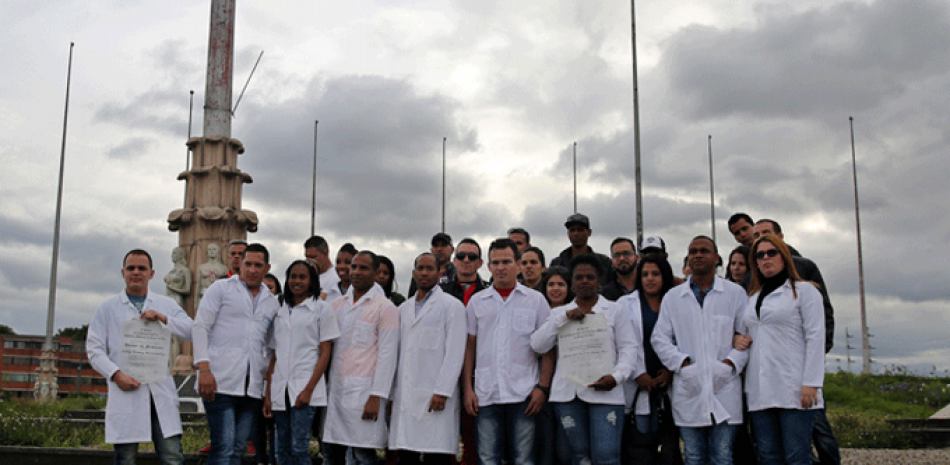 Fotografía del 16 de abril de 2017, de un grupo de médicos cubanos reunidos en la Plaza de Banderas al sur de Bogotá (Colombia).
