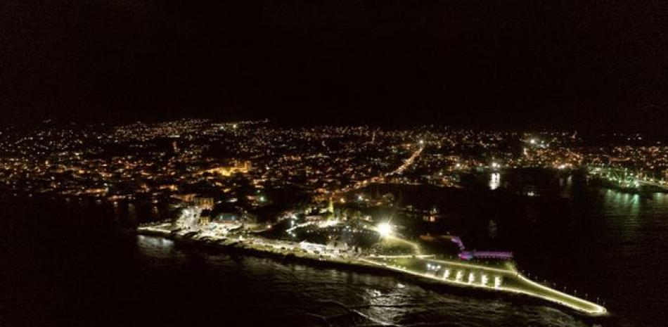 Imagen. Una vista de la ciudad de Puerto Plata la noche del sábado cuando se inauguró el anfiteatro en La Puntilla, un nuevo atractivo de la zona.