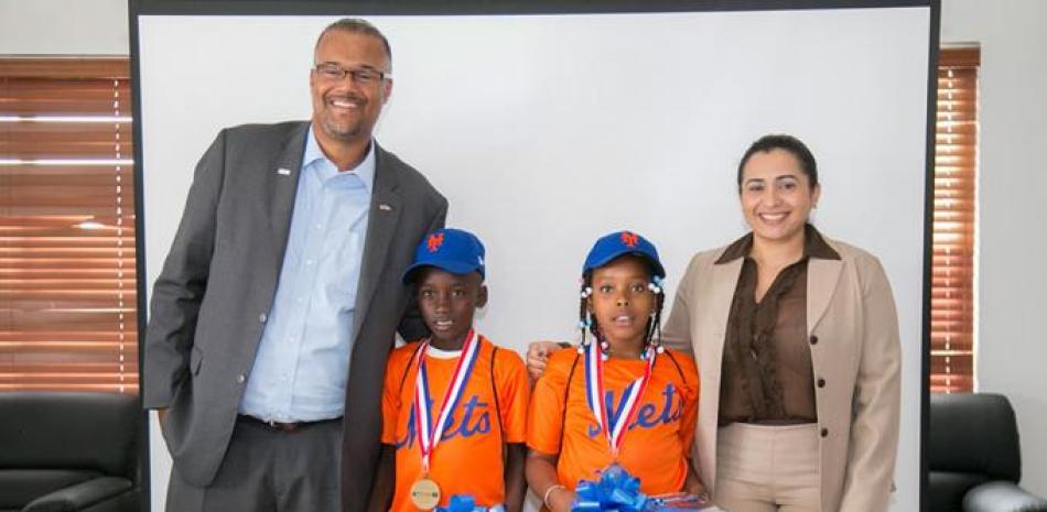 Dos los niños premiados por el programa “Club de Autores Juveniles” del proyecto Baseball Cares.