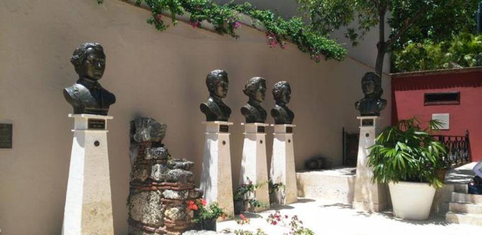 Patio. Bustos de héroes y heroínas de la Independencia en el patio que separa el museo de la casa de Duarte.