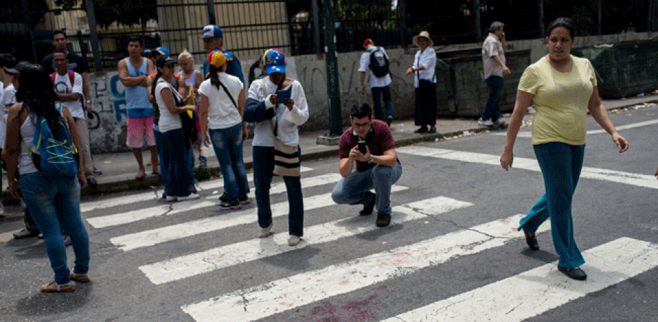 Vista de la mancha de sangre del joven de 17 años que resultó herido durante una concentración de la oposición hoy, miércoles 19 de abril de 2017, en Caracas (Venezuela).