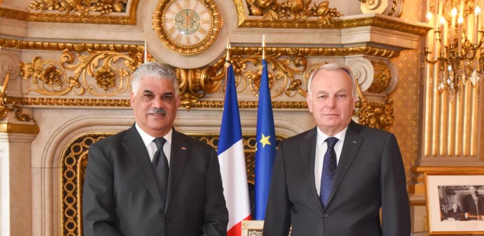 Ministros. El canciller Miguel Vargas junto a su colega francés, Jean Marc Ayrault, quienes a priumera hora de ayer, martes, celebraron una reunión bilateral en París, Francia.