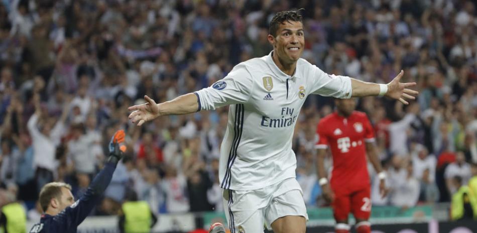 Cristiano Ronaldo, del Real Madrid, celebra el tercer gol del equipo blanco, durante el encuentro correspondiente a la vuelta de los cuartos de final de la Liga de Campeones, frente al Bayern en el estadio Santiago Bernabéu.