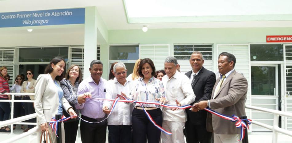 La vicepresidenta Margarita Cedeño corta la cinta que dejó inaugurado el centro de salud en Villa Jaragua.