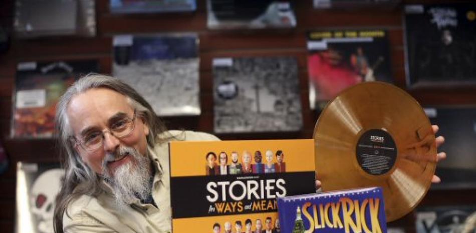 Chris Brown posa con una grabación de vinilo naranja de "Stories for Ways and Means and Slick Rick's The Great Adventures of Slick Rick", un single de 7 pulgadas empaquetado en un libro de mesa, en Bull Moose Music en Portland, Maine.