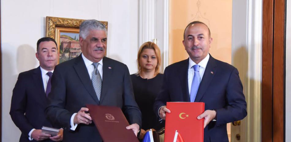 Relaciones. Los ministros re Relaciones Exteriores, Miguel Vargas, dominicano, y Mevlut Cavusoglu, turco, durante una reunión de trabajo en la sede de la Cancillería turca en Ankara.