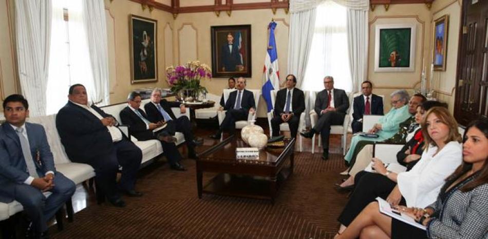 Reunión. El presidente Danilo Medina recibió ayer el Plan de Seguridad Vial que una comisión elaboró para mejorar el tránsito.
