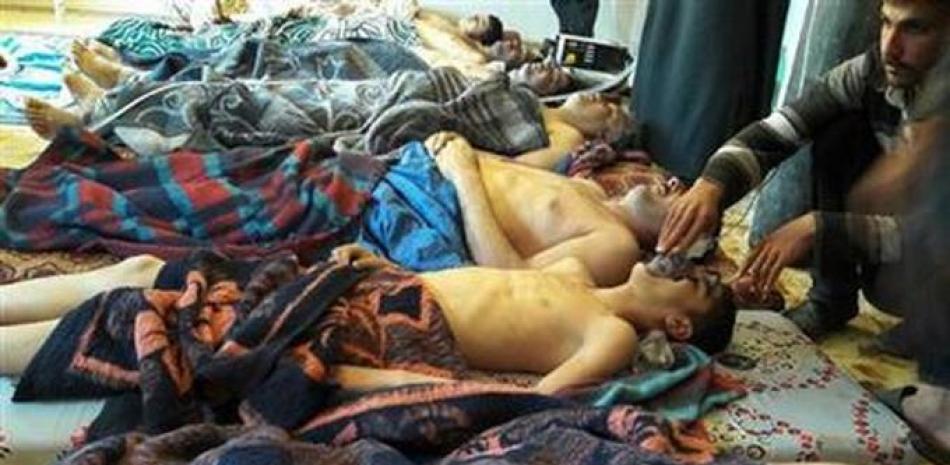 En esta imagen de archivo, tomada el 4 de abril de 2017, víctimas de un presunto ataque con armas químicas yacen tendidas en el suelo, en Khan Sheikhoun, en la provincia de Idlib, en el norte de Siria. (Alaa Alyousef via AP, archivo)