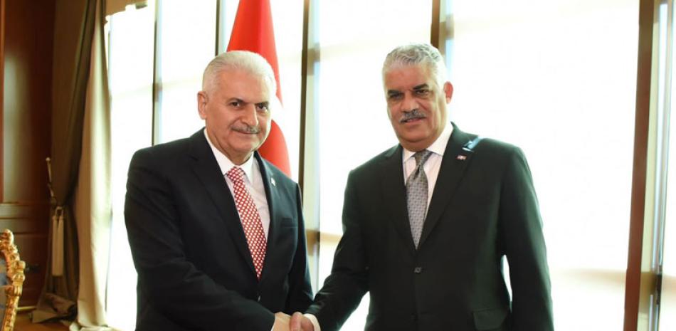 Relaciones. Momento de saludo entre el primer ministro de Turkía, Yildirim Akbulut, y el canciller Miguel Vargas.