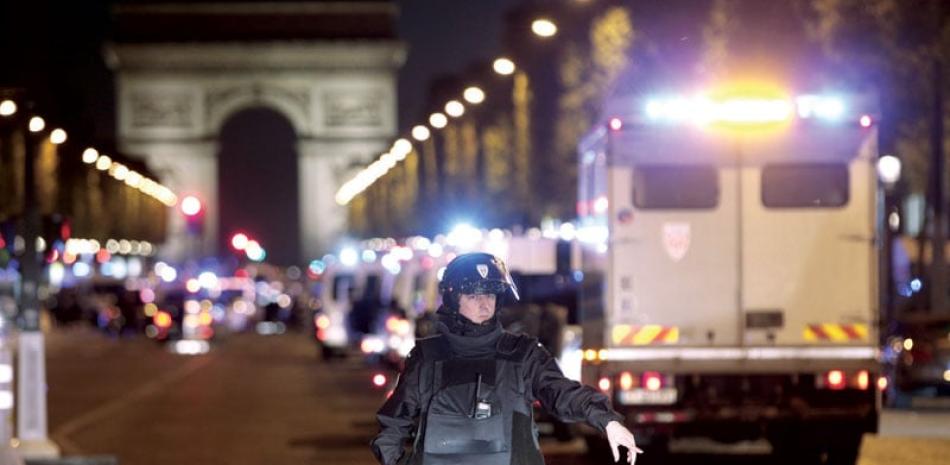 Vigilancia. Un policía hace guardia después del ataque en el que murió un agente y el asaltante, ayer en París.