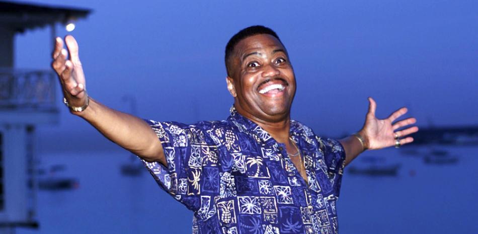 En esta foto del 18 de agosto de 1999, Cuba Gooding Sr., vocalista del grupo de R&B The Main Ingredient y padre del actor ganador de un Oscar Cuba Gooding Jr., gesticula durante una entrevista en Bridgetown, Barbados.Foto AP.