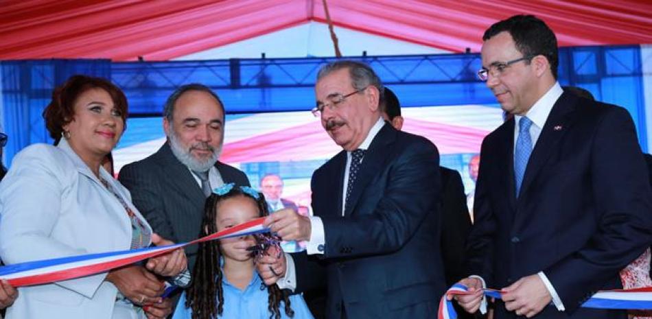 El presidente Danilo Medina deja inaugurado el centro educativo.