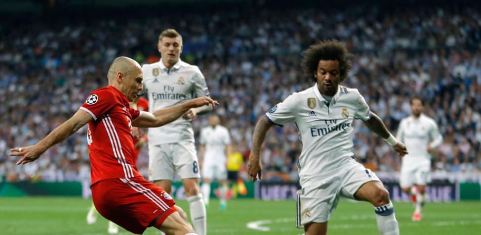 Arjen Robben, del Bayern Munich, y Marcelo, del Real Madrid, luchan por la pelota durante el partido de vuelta de los cuartos de final de la Liga de Campeones.