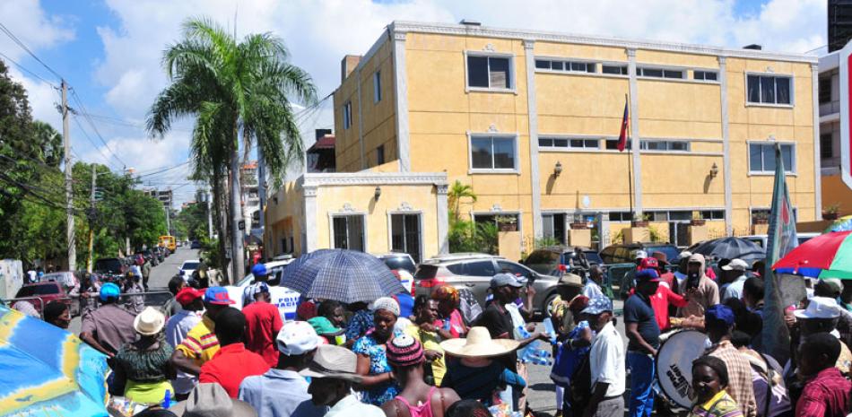 Inmigrantes. En reiteradas ocasiones miles de haitianos ha acudido a la sede diplomática en República Dominicana, para exigir la entrega de sus documentos de identificación.