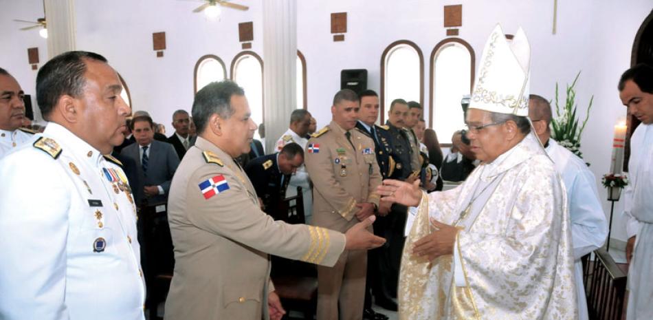 El arzobispo Francisco Ozoria saluda al ministro de Defensa, teniente general Rubén Paulino Sem, luego de oficiar una misa con motivo del 173 aniversario de la Armada de la República Dominicana, en la parroquia Nuestra Señora del Amparo, de la Base Naval 27 de Febrero.