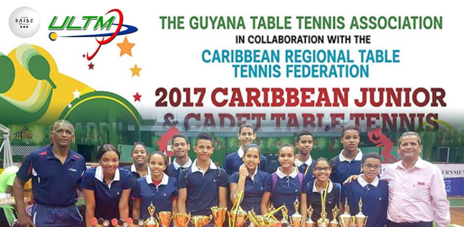 La delegación infantil y juvenil de tenis de mesa exhibe los trofeos y medallas conquistadas en el certamen, junto al cuerpo técnico.