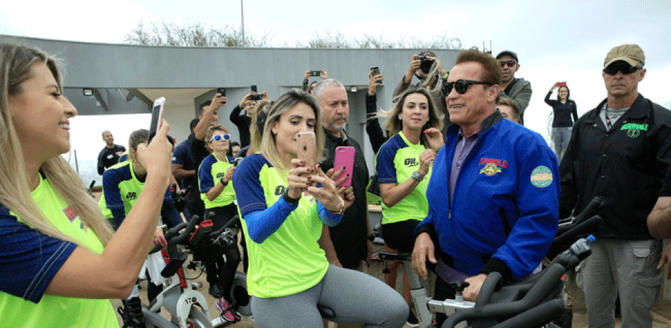 El actor austro-estadounidense Arnold Schwarzenegger asiste a la quinta edición de la Arnold Classic hoy, domingo 23 de abril de 2017, en la Transamérica Expo Center de Sao Paulo (Brasil).