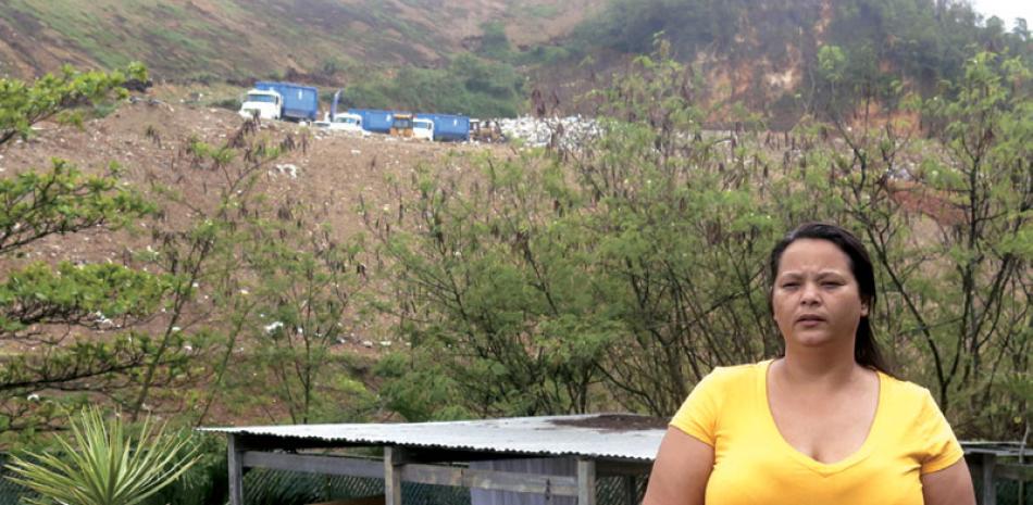 Basura. Yahaida Porrata posa frente a un vertedero ubicado a unos pasos de su casa.