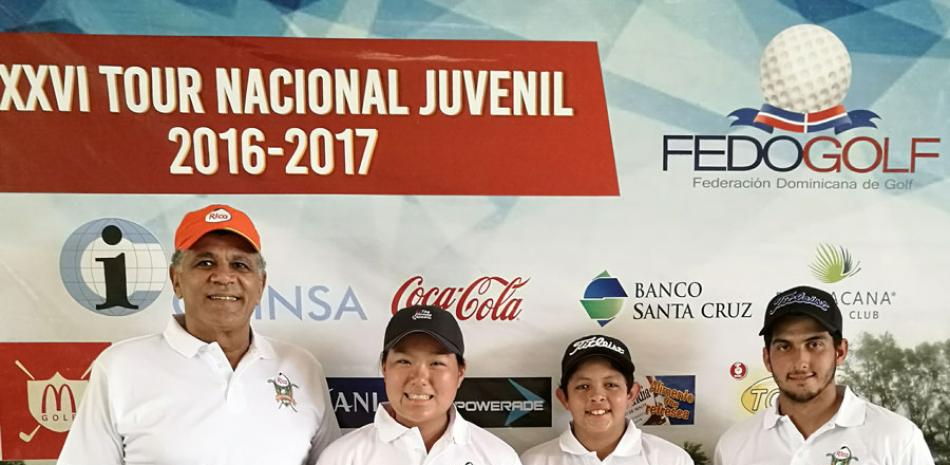 Rafael Villalona, presidente de Fedogolf, junto a los ganadores de la octava parada del Tour Nacional Juvenil. Stefanny Kim, Kevin Rodríguez y Enrique José Valverde.