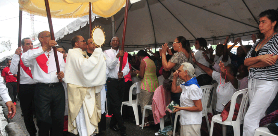 Un grupo de personas muestra su devoción durante la Fiesta de la Divina Misericordia celebrada ayer en el sector Manoguayabo del municipio Santo Domingo Oeste. La concentración se realiza desde hace 29 años.